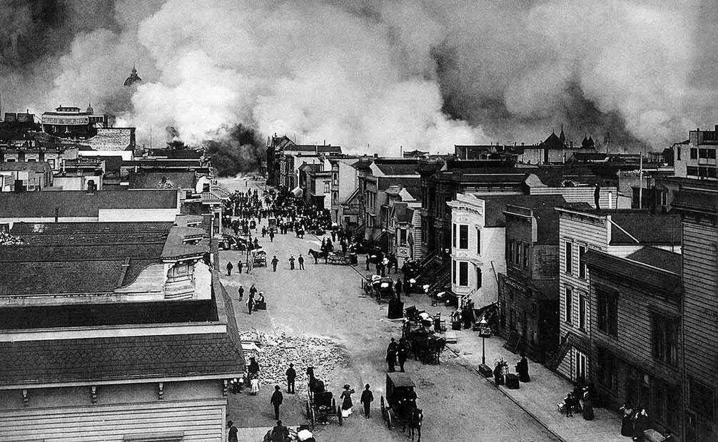 El distrito de la Misión de San Francisco arde tras el terremoto de San Francisco de 1906. En la escala de Mercalli llego a un nivel XI que significa "muy desastroso", En la escala Magnitud del Momento fue de 7.9 grados. Finalmente, según la escala de la Agencia Meteorológica de Japón llegó a un nivel Shindo 7, el más alto de la escala ideada por el sismólogo Fusakichi Omori, quién tenía un sismógrafo Bosch-Omori instalado en la ciudad estadounidense. Foto: Wikimedia Commons/ Especial.