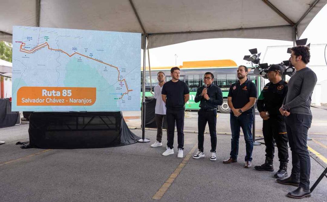 Samuel García, gobernador de Nuevo León, entrega nuevas unidades de transporte público / Foto: Especial