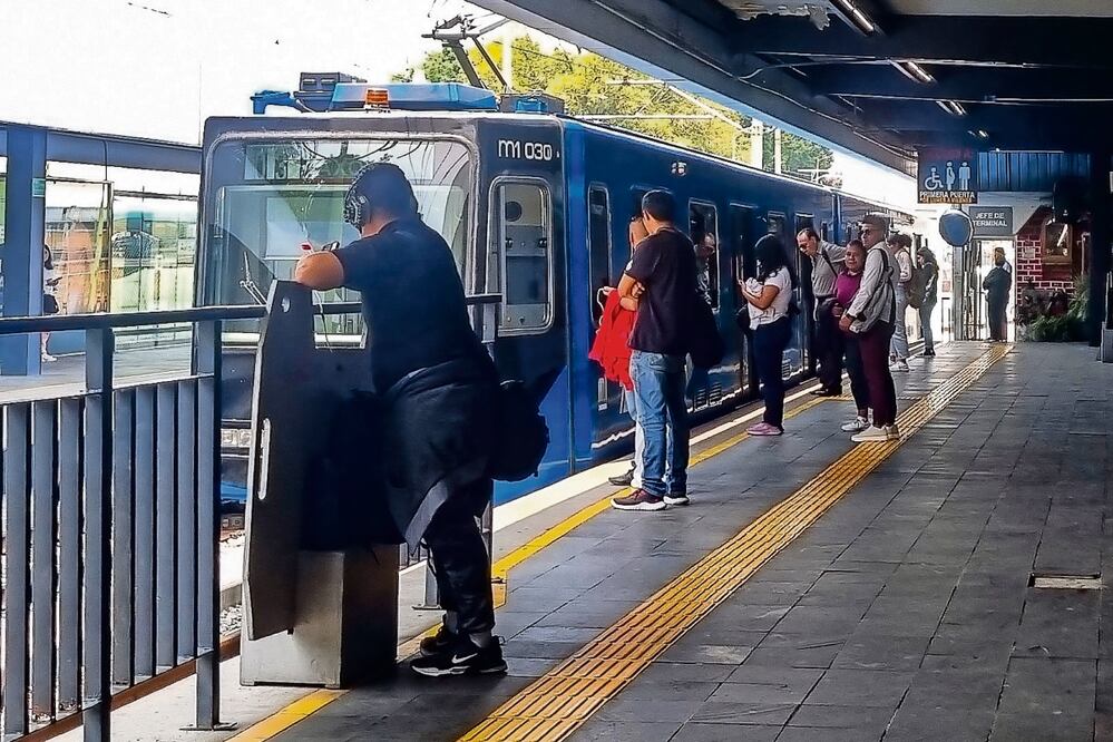 Usuarios del Tren Ligero señalan que las fallas en este medio de transporte complican su situación, pues para muchos es la única opción para trasladarse a Xochimilco. Foto: Hugo Salvador / EL UNIVERSAL