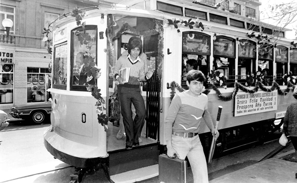 Jóvenes estudiantes bajan del tranvía sobre la avenida Álvaro Obregón en la Colonia Roma, diciembre de 1978. Foto: Museo Archivo de la Fotografía/ Especial.