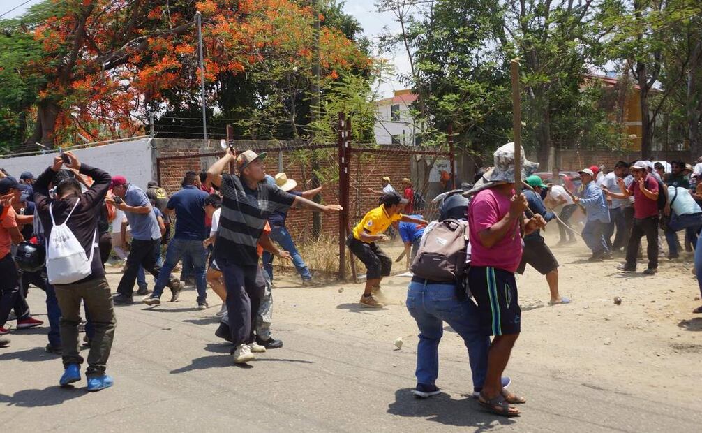 Además se registra un conato de enfrentamiento entre manifestantes y pobladores en Oaxaca. Foto: Edwin Hernández - EL UNIVERSAL