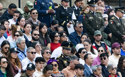 FOTOS Captan cariñosos a Christian Nodal y Ángela Aguilar en el último desfile militar de AMLO