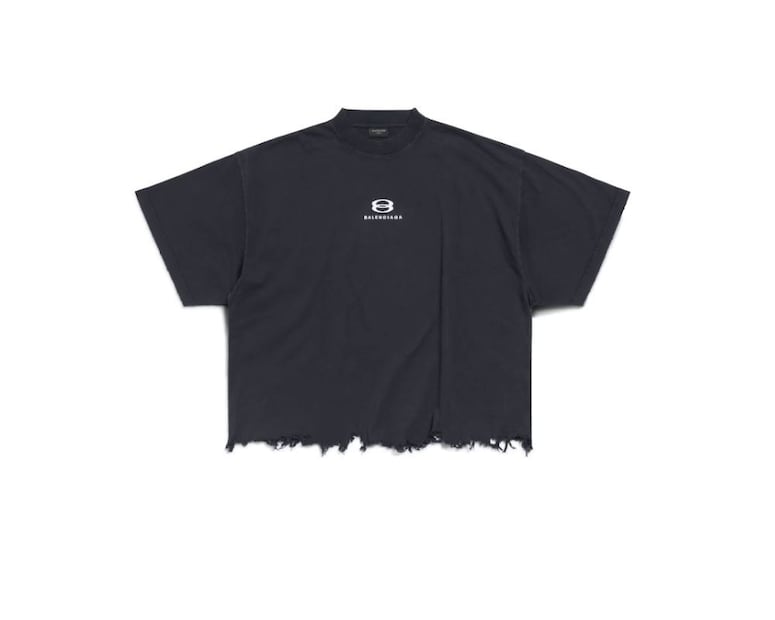 La camisa rota tipo jersey de Balenciaga ofrece un efecto "mal cortado". Foto: Balenciaga