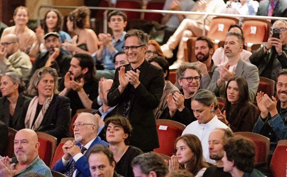 Gael García, emocionado, aplaude el reencuentro de los creativos del filme. Foto Hugo Salvador / EL UNIVERSAL