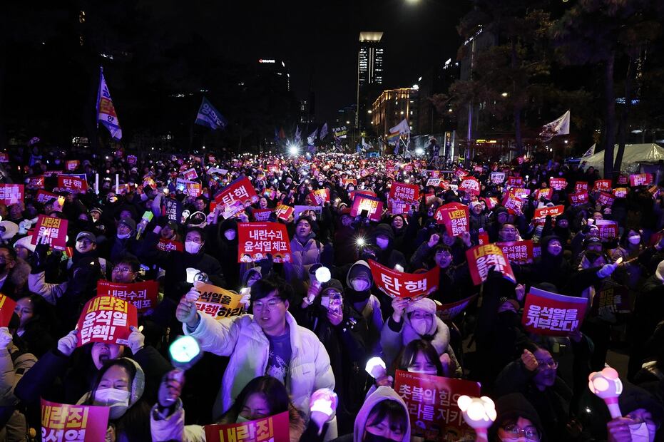 El decreto de ley marcial de Yoon del 3 de diciembre ha generado caos político y protestas que piden la destitución del presidente. Foto: EFE