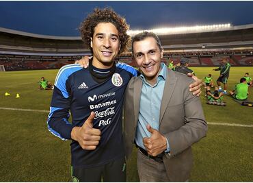 Adolfo Ríos sale en defensa de Guillermo Ochoa; "Yo lo llevaría al mundial"