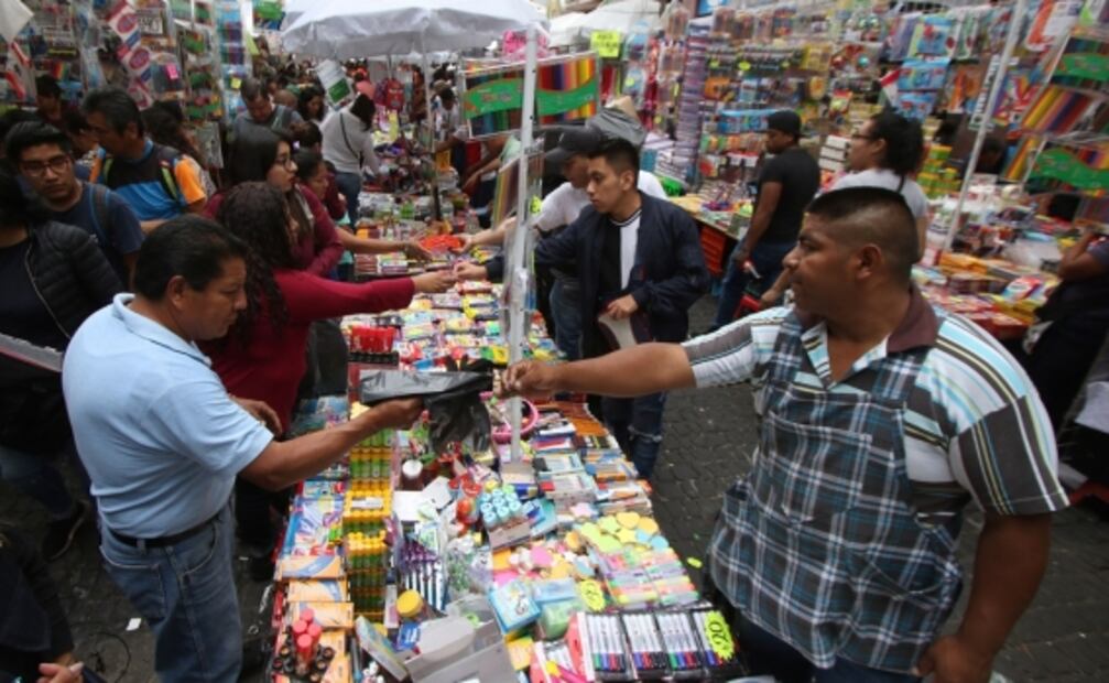 Ciudadanos buscan mejores precios para útiles escolares