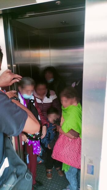 Cinco adultos y un menor de edad quedaron atrapados en un elevador de la estación Isabel la Católica, de la Línea 1 del Metro. (Foto: especial)