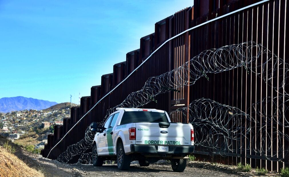 Migrantes se entregan a oficiales de la Border Patrol en Sásabe, Arizona, el 22 de enero de 2025. Foto: Valente Rosas/EL UNIVERSAL