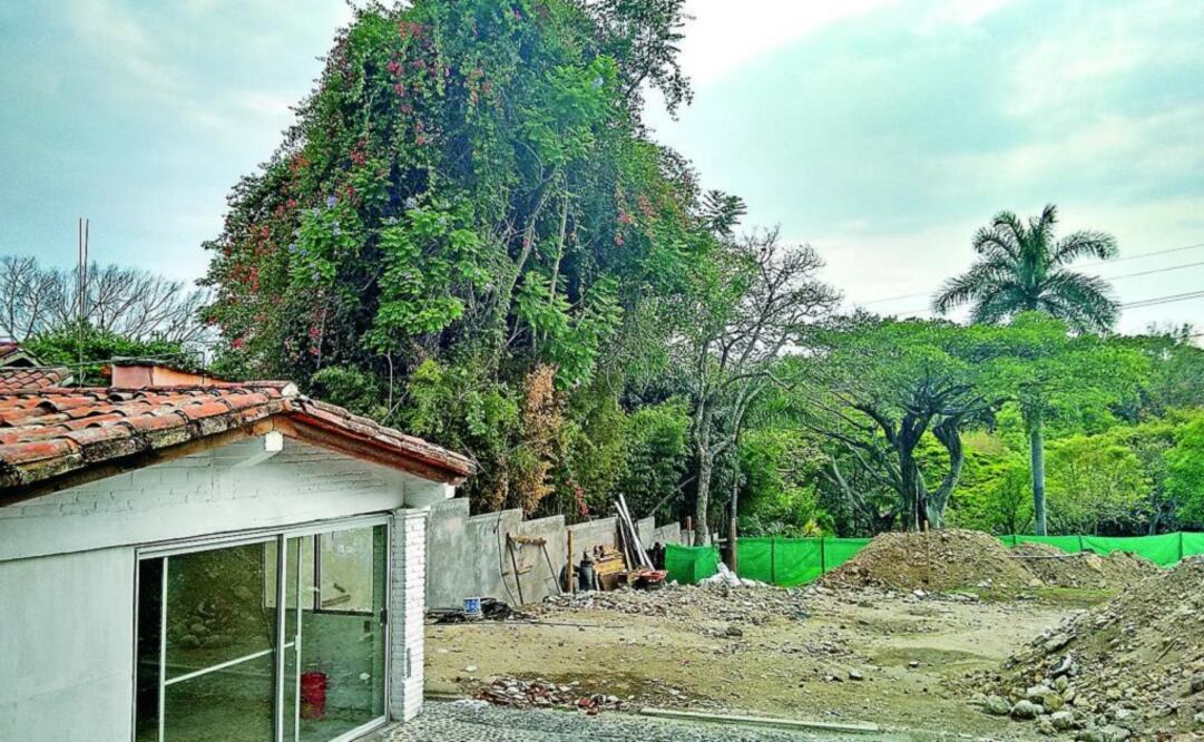 The Quinta Margarita, as the house is known, has 3,778 square meters (40,666 square feet). According to the neighbors, the property was sold last year.