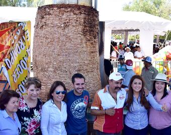 Comen en San Marcos trompo al pastor gigante
