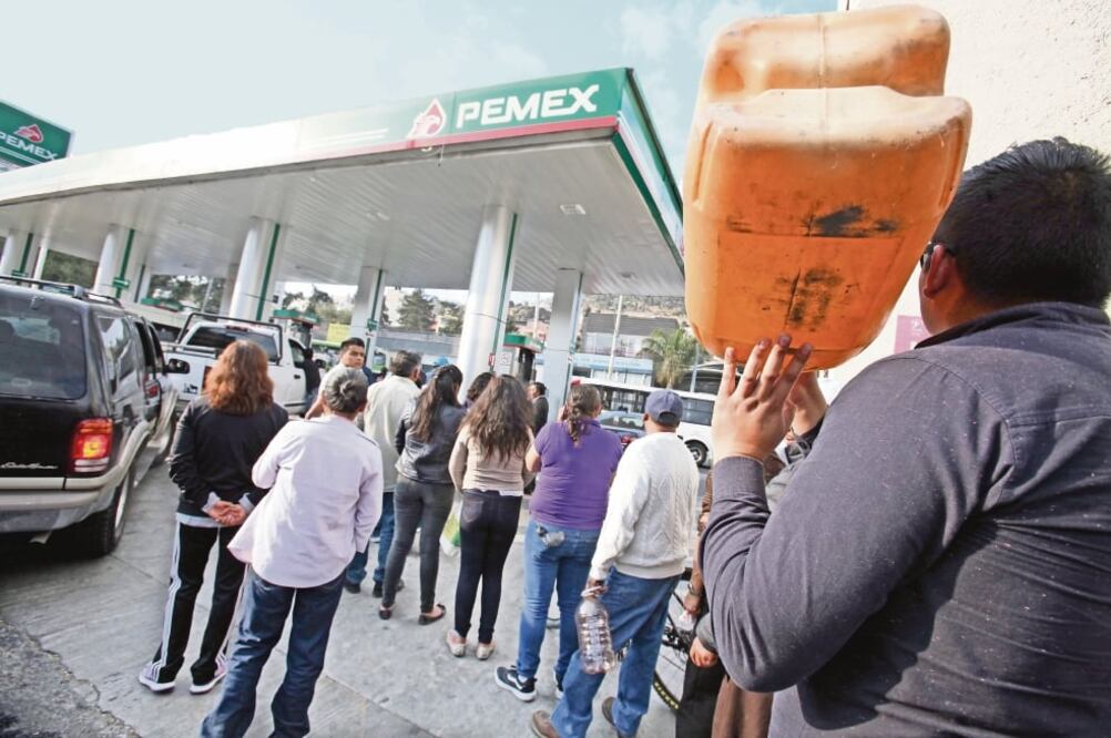 En gasolineras de Toluca, Estado de México, se registraron largas filas de automóviles y de personas que acudieron con garrafones para adquirir el combustible. (JORGE ALVARADO. EL UNIVERSAL)