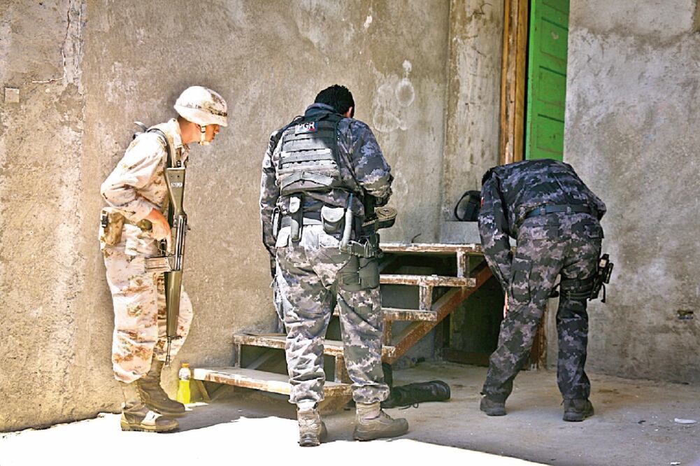 El hallazgo de los narcotúneles ha sido una constante en los últimos años. En la foto, de mayo pasado, unos militares inspeccionan el patio de una casa en la zona norte de Tijuana (ROBERTO ARMOCIDA)