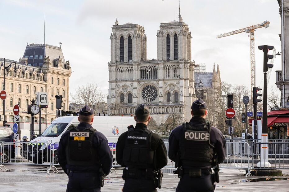 La nueva apariencia de Notre Dame queda a la vista pública durante la visita final del presidente francés, Emmanuel Macron. Foto: EFE