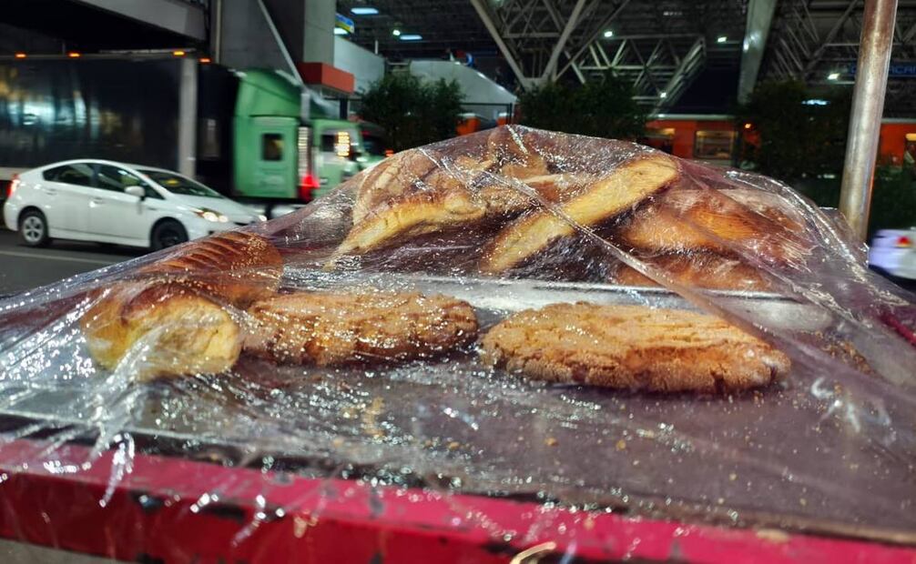 En medio del caos de la noche urbana, los capitalinos hacen pausa en una banqueta para escoger el pan dulce que cenarán. Con ese tamaño, seguro también les alcanzará para desayunar. Foto: Raúl J. Fontecilla/EL UNIVERSAL.
