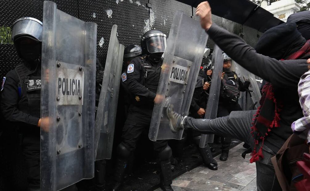 En la marcha destacó la poca asistencia de manifestantes, y la cantidad de elementos policiales rodeando la manifestación. Foto: Luis Camacho.