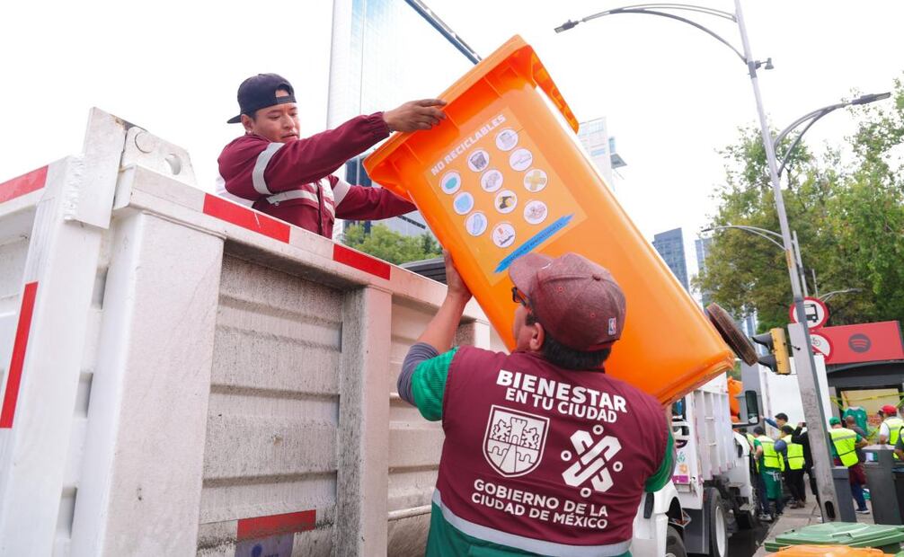 Gobierno de CDMX despliega 600 contenedores en Reforma; busca mantener limpio el festejo.
Foto: Valente Rosas / EL UNIVERSAL