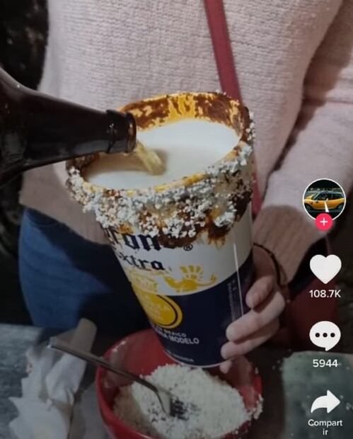 Crean michelada con mole y flautas de pollo