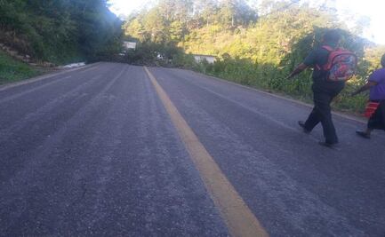 Pobladores bloquean carretera de Oxchuc; exigen elecciones por usos y costumbres