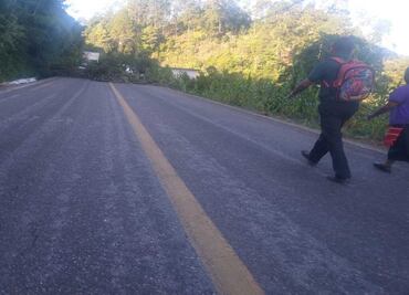 Pobladores bloquean carretera de Oxchuc; exigen elecciones por usos y costumbres