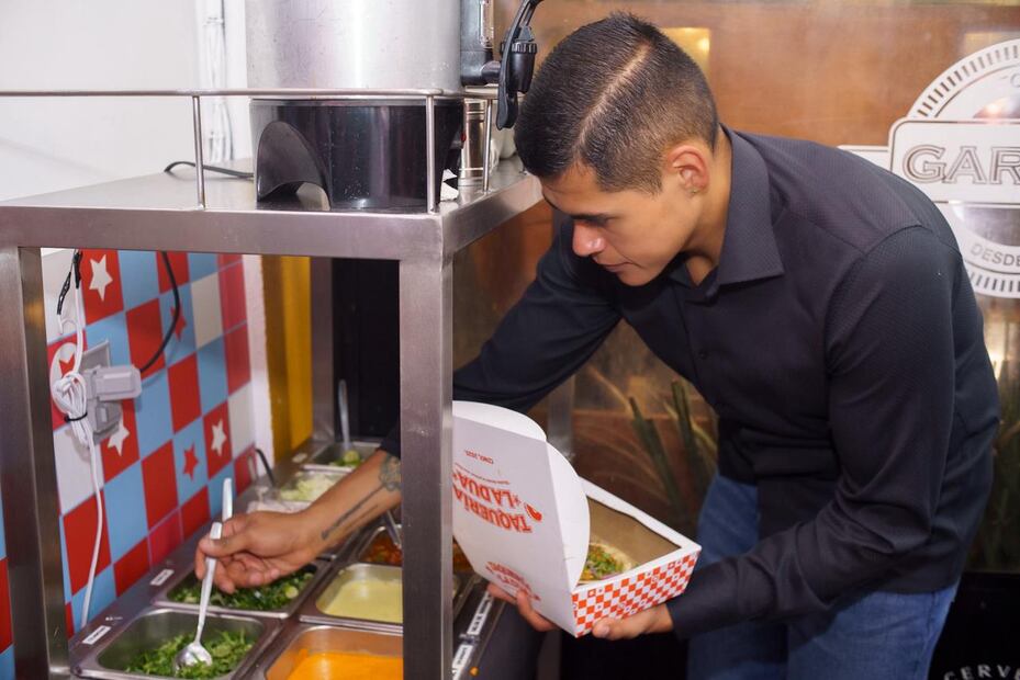 Fan se sirven sus tacos a su gusto en "Taquería la Dua". Foto: Osmar Alvarado/ EL UNIVERSAL.