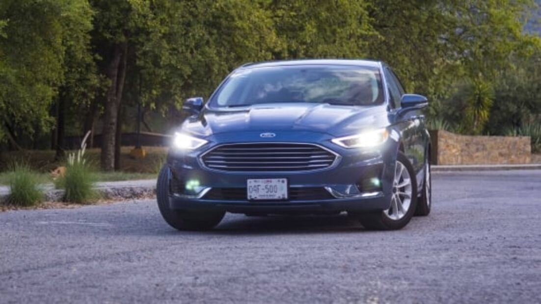 Fusion Hybrid junta lo mejor de un sedán con poco consumo de gasolina