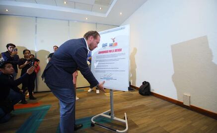 Santiago Taboada firma compromiso a favor de las víctimas de la CDMX