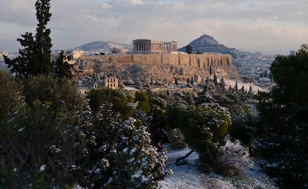 Sitio arqueológico de Atenas se pinta de blanco por nevadas en Europa
