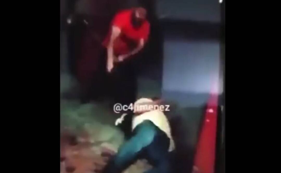 Foto: Captura de pantalla/El Universal/ En la imagen, un presunto integrante de la Unión le da de cablazos a un comerciante