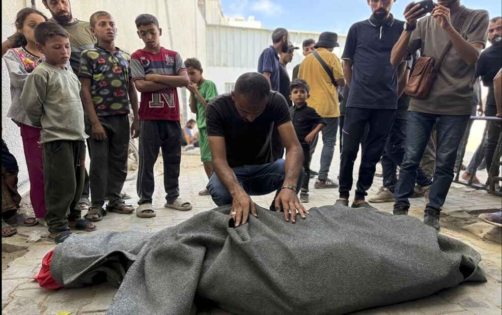 Un hombre se lamenta junto a un cuerpo en la Franja de Gaza. Un ataque del Ejército israelí mató al menos a 26 gazatíes, entre ellos tres niños, el miércoles 25 de junio de 2025. Foto: EFE