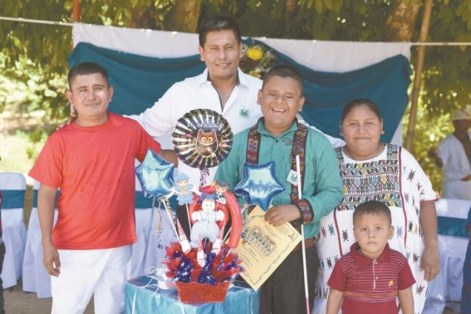 Frank, el maestro que no se fue hasta que enseñó a leer y escribir en Braille