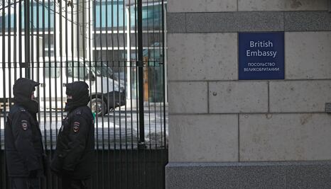 Rusia responde a Londres en crisis por ex espía y expulsa a 23 diplomáticos británicos