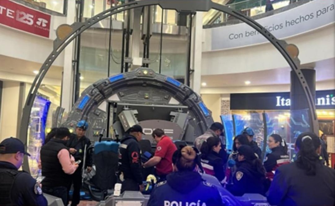 Rescatan a dos niños que quedaron atrapados en un juego mecánico en la Plaza Santa Fe, alcaldía Cuajimalpa.
Foto: Especial