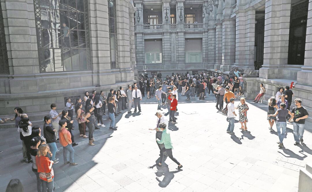 Aunque no exenta de polémica, la obra Salón Munal, donde las penas se van bailando, del artista Daniel Godínez, ha convocado un gran público en el Museo Nacional de Arte (ALEJANDRA LEYVA. EL UNIVERSAL)