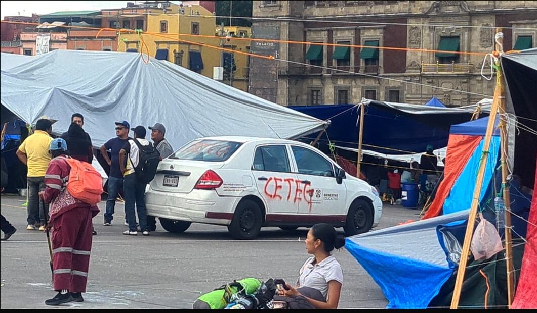 El vehículo que la CETEG vandalizó en Gobernación hace unos días fue llevado a la plancha del Zócalo capitalino, donde los manifestantes comenzaron a cargarlo con objetos personales, el 6 de junio de 2025. Foto: especial