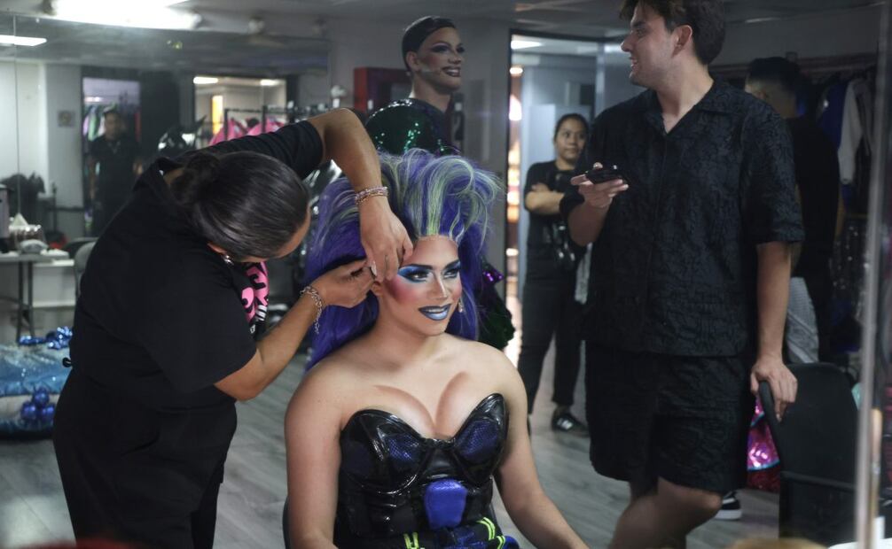 "EMI" revela que algo que le enseñó el drag es que cuando “una persona vive en opresión por ideas de una sociedad mal informada, comienza a generar odio, y cuando alguien está siendo libre, siendo feliz, causa algo en ellos”. FOTO: CARLOS MEJIA/EL UNIVERSAL 