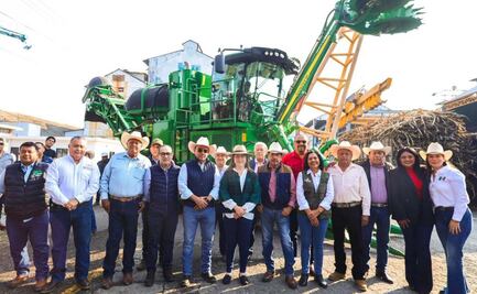 Morelos inicia zafra 2025-2026; Margarita González Saravia entrega cosechadoras a cañeros