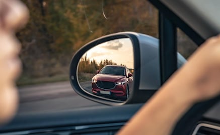 Por qué no debes cerrar los espejos retrovisores al estacionarte