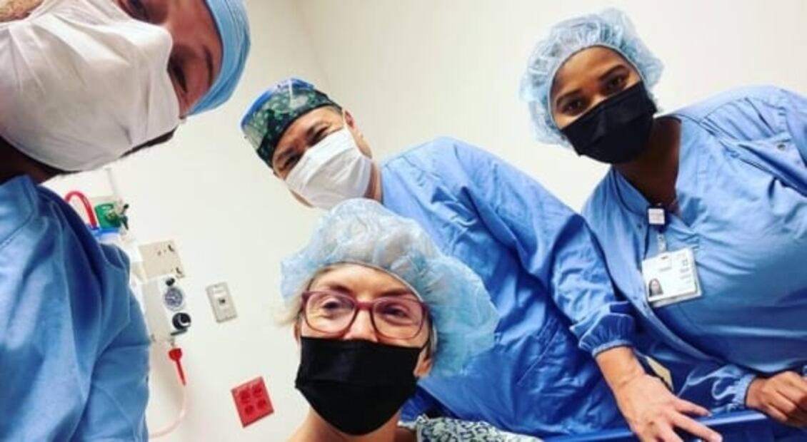 Laura Flores se somete a cirugía, "estrena" rodilla a los 58 años 