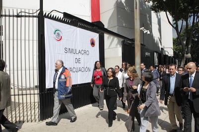 Senado participa en macrosimulacro de sismo 