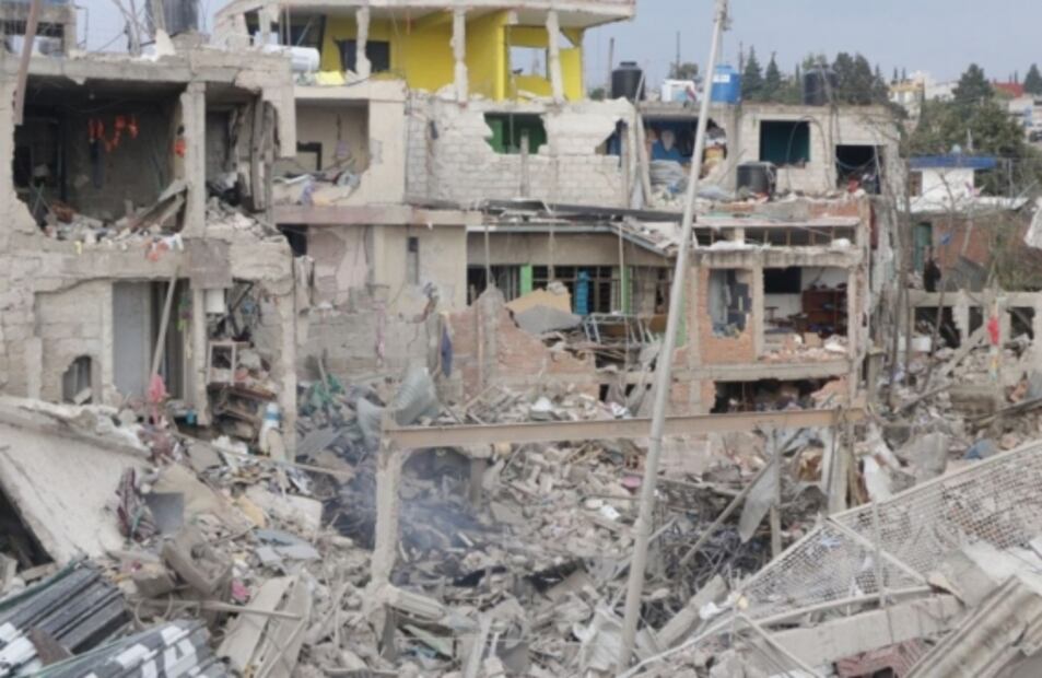 Damnificados duermen en la calle para evitar rapiña en sus casas tras explosión en Puebla