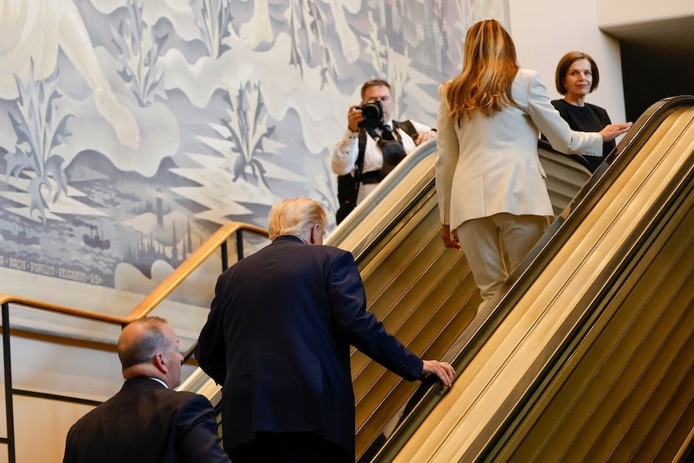 El mandatario Trump y la primera dama, Melania, ayer. Foto: Stefan Jeremiah / AP