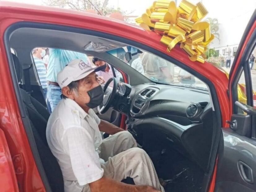 “Es una bendición, ya lo había soñado”; abuelito paga su predial y gana un auto del año 
