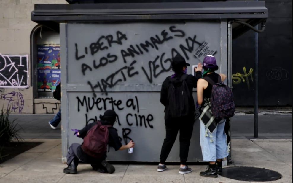 Manifestantes realizaron pintas en su paso por avenida Paseo de la Reforma durante la marcha del 25N en el marco del Día Internacional de la Eliminación de la Violencia contra las Mujeres. Foto: Osmar Alvarado /EL UNIVERSAL