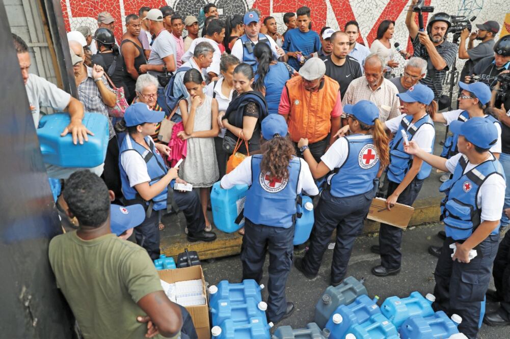 Decenas de venezolanos salieron a las calles a recibir la ayuda humanitaria que entregó la Cruz Roja Internacional, en Caracas. / MANAURE QUINTERO. REUTERS