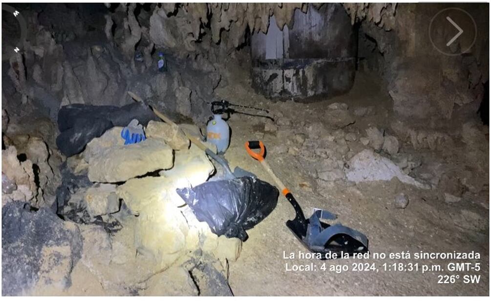 Personal de la Semarnat utiliza mantas para contener contaminación del acuífero que corre debajo del Tramo 5 Sur del Tren Maya. Foto: Cortesía de Guillermo D'christy