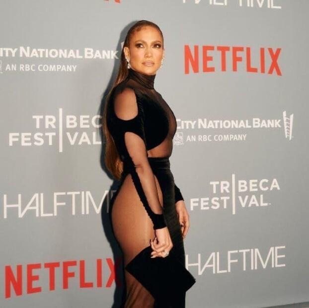 Jennifer Lopez impacta en vestido Tom Ford con transparencias