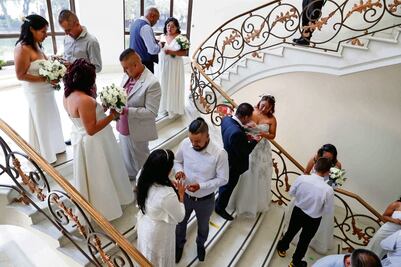 Salen de la cárcel y se casan en Los Pinos