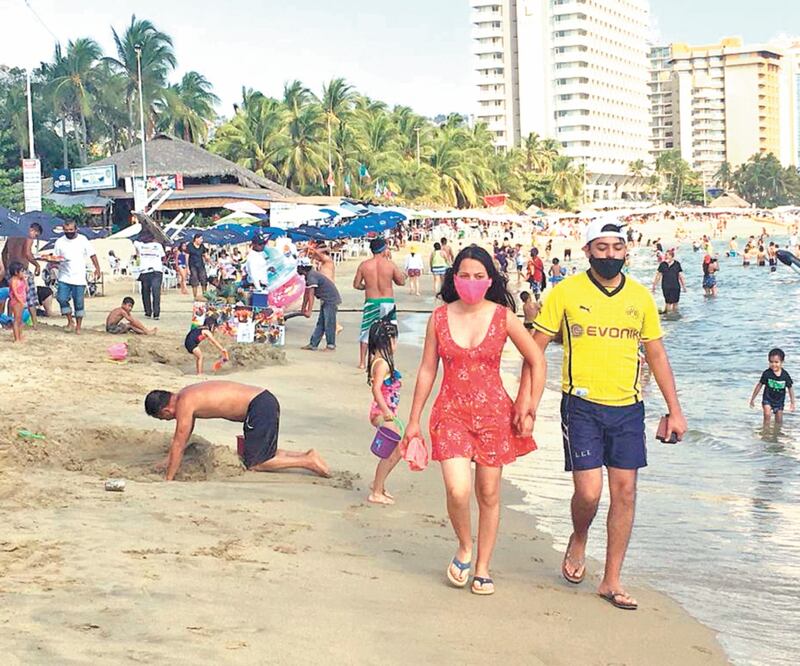 En playas del Acapulco como Papagayo, Tamarindo, Suave, Golfito y El Morro los turistas disfrutan de las playas como en cualquier otro año, luego de que desde hace 15 días el puerto fuera declarado en semáforo amarillo. ESPECIAL 