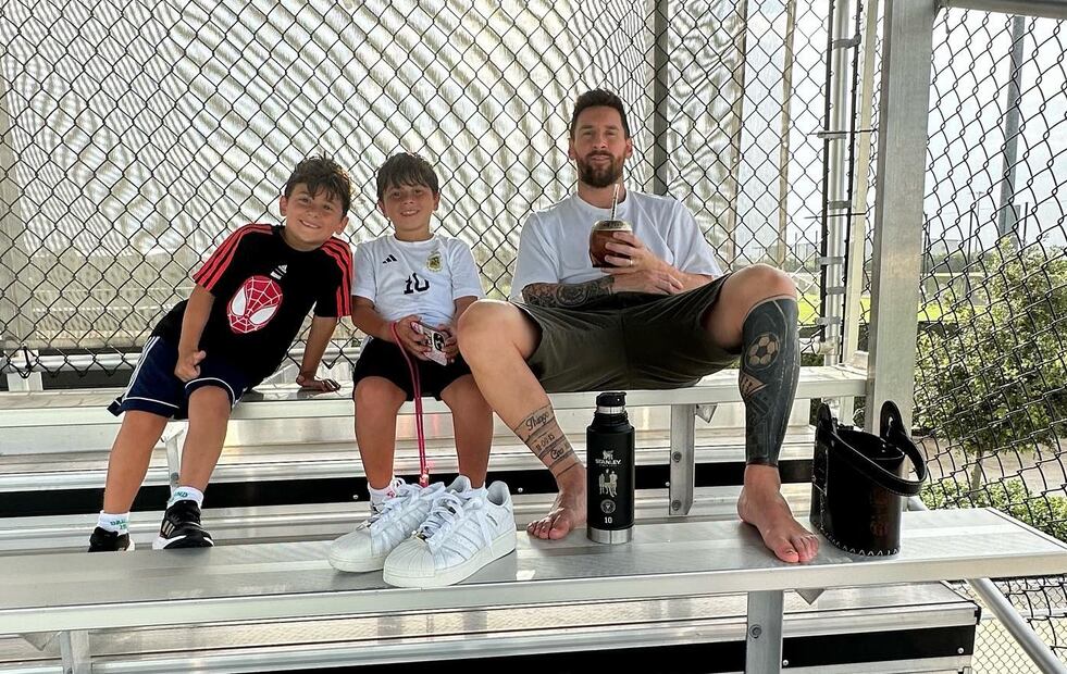 Lionel Messi y sus hijos. Fuente: Instagram @antonelaroccuzzo